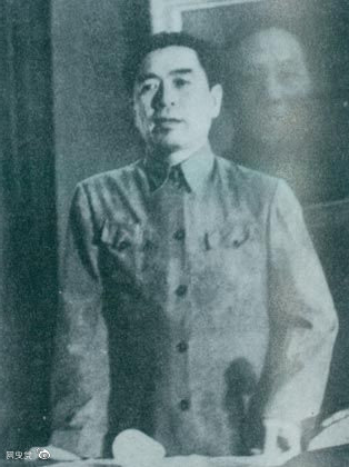 1949年7月6日，周恩来出席中华全国文学艺术工作者代表大会。图为周恩来在会上作政治报告。