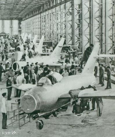 　　1956年7月19日，国产第一架喷气式战斗机在沈阳首次试飞成功，标志着中国具备了独立研制空军武器装备的能力。图为国产第一批喷气式飞机即将出厂。