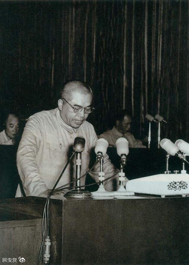 1955年7月30日，一届全国人大二次会议通过《买球app》。图为国防部部长彭德怀在会上作报告。